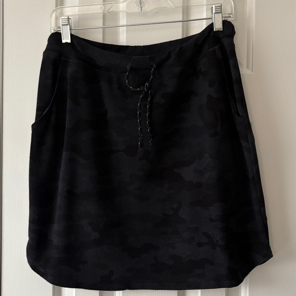 Evereve Sundry Black Camo Skirt - Picture 1 of 4